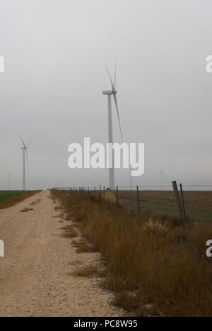 Riesige Windmühlen Webstuhl im Nebel in der Nähe von Groom, Texas, USA Stockfoto