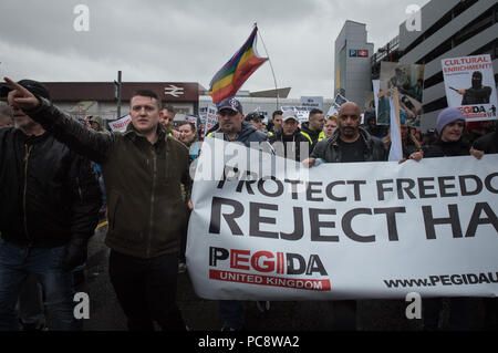 Internationalen Bahnhof Birmingham, Birmingham, Großbritannien. 6. Februar, 2016. Ehemalige EDL leader Tommy Robinson zusammen mit bis zu 250 Hunderte suppor Stockfoto