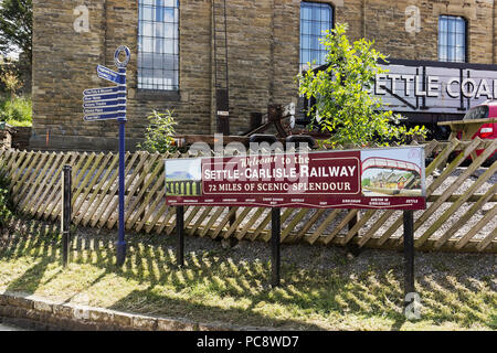 Schild am Bahnhof zeigt Stationen auf der historischen Route nach Carlisle vereinbaren Vereinbaren. Stockfoto