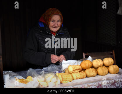 Alte Dame verkaufen Oscypek und Golka traditionelle Käse aus polnischen Berge auf Verkauf Zakopane Polen Stockfoto