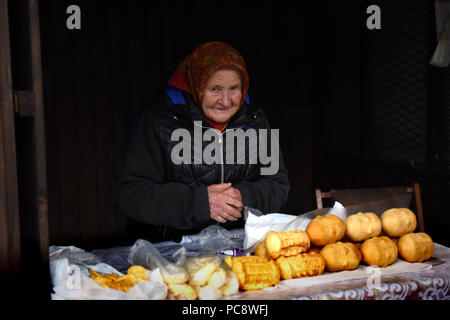 Alte Dame verkaufen Oscypek und Golka traditionelle Käse aus polnischen Berge auf Verkauf Zakopane Polen Stockfoto