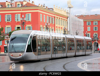 Straßenbahn im Plaza Massena Square in Nizza, Frankreich Stockfoto