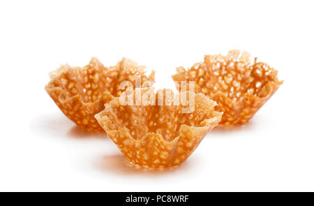 Brandy snap Körbe auf weißen isoliert Stockfoto