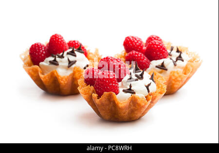 Brandy snap Körbe mit Beeren und Eis isoliert auf weißem Stockfoto