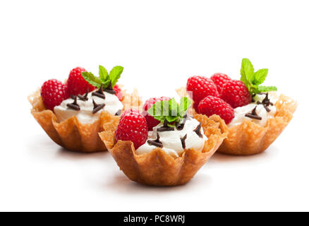 Brandy snap Körbe mit Beeren und Eis isoliert auf weißem Stockfoto