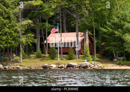 Eine abgeschiedene Hälfte Kabine auf einem entfernten See in den Adirondack Mountains anmelden, NY Wildnis. Stockfoto