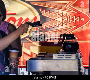 Kaffee wird im mobilen Laden von Tim Horton serviert. Powwow der Tsuut'ina Nation. Stockfoto