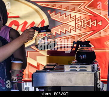Kaffee wird im mobilen Laden von Tim Hortons eingeschenkt und serviert. Powwow der Tsuut'ina Nation. Stockfoto