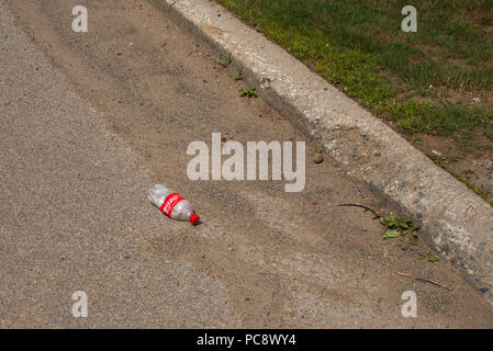 Eine leere Colaflasche verworfen, auf der Straße oder in der gosse Spekulant, NY USA Lügen, Wurf Konzept. Stockfoto