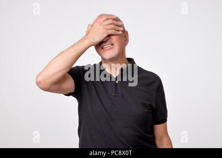 Nahaufnahme eines betonte junger Mann Stockfoto