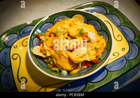 Mexikanisches Essen: Nachos mit geschmolzenem Käse, Tomaten und