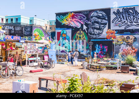 Die neue Nomadische gemeinschaft Garten in Brick Lane, Heimat von 100 Zuteilung Räume, Skulpturen, Kunstwerke, Cafés und Street Art Graffiti entfernt Stockfoto