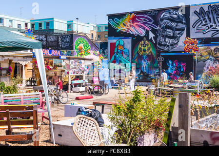 Die neue Nomadische gemeinschaft Garten in Brick Lane, Heimat von 100 Zuteilung Räume, Skulpturen, Kunstwerke, Cafés und Street Art Graffiti entfernt Stockfoto