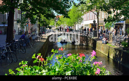 Blick auf den Kanal an einem sonnigen Frühlingstag im Zentrum des beeindruckenden historischen holländischen Stadt Delft, Holland, Niederlande Stockfoto