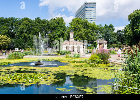 Die Kensington Gardens, die Italienischen Gärten mit Menschen genießen das warme Sommerwetter. Eine ornamentale Wasser Garten an der Nordseite des Hyde Park, in der Nähe von Stockfoto