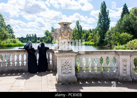 Die Kensington Gardens, die Italienischen Gärten mit Menschen genießen das warme Sommerwetter. Eine ornamentale Wasser Garten an der Nordseite des Hyde Park, in der Nähe von Stockfoto