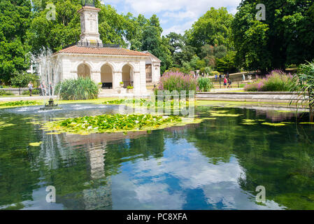 Die Kensington Gardens, die Italienischen Gärten mit Menschen genießen das warme Sommerwetter. Eine ornamentale Wasser Garten an der Nordseite des Hyde Park, in der Nähe von Stockfoto