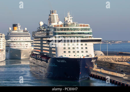 MSC Fantasia Kreuzfahrtschiff von MSC Cruises, Mein Schiff 6 Kreuzfahrtschiff von TUI Cruises und Costa Diadema alle 3 bei Civitavecchia in Italien gesehen Eigentum Stockfoto