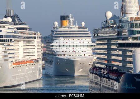 MSC Fantasia Kreuzfahrtschiff von MSC Cruises, Mein Schiff 6 Kreuzfahrtschiff von TUI Cruises und Costa Diadema alle 3 bei Civitavecchia in Italien gesehen Eigentum Stockfoto