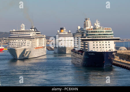 MSC Fantasia Kreuzfahrtschiff von MSC Cruises, Mein Schiff 6 Kreuzfahrtschiff von TUI Cruises und Costa Diadema alle 3 bei Civitavecchia in Italien gesehen Eigentum Stockfoto