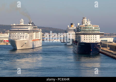 MSC Fantasia Kreuzfahrtschiff von MSC Cruises, Mein Schiff 6 Kreuzfahrtschiff von TUI Cruises und Costa Diadema alle 3 bei Civitavecchia in Italien gesehen Eigentum Stockfoto