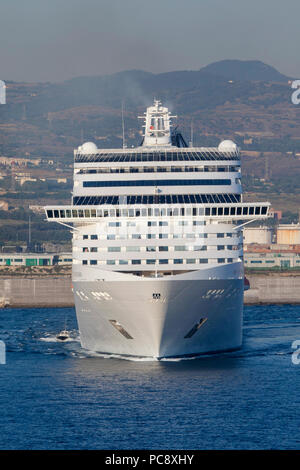 MSC Fantasia eine Italienische Fantasia-Klasse Kreuzfahrtschiff gehört und von MSC Kreuzfahrten verlassen den Hafen von Civitavecchia in Italien betrieben Stockfoto