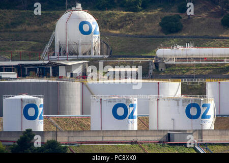 OZ Energia Trafaria Terminal für die Einfuhr und Lagerung von Flüssiggas, Kraftstoff und Schmiermittel für die Lagerung des Kraftstoffs auf dem Fluss Tejo in Lissabon, Portugal Stockfoto