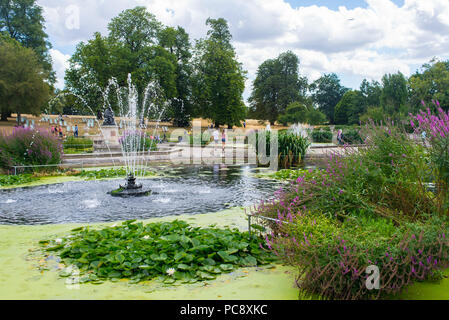 Die Kensington Gardens, die Italienischen Gärten mit Menschen genießen das warme Sommerwetter. Eine ornamentale Wasser Garten an der Nordseite des Hyde Park, in der Nähe von Stockfoto