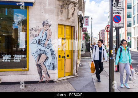 Street Art in Westminster, London - Neue Arbeiten von Loretto: satirische Graffiti Malen von Theresa kann als Marilyn Monroe Stockfoto