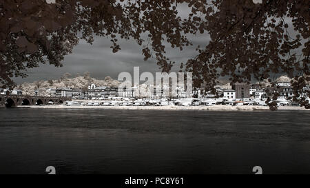 Panoramablick auf die mittelalterliche Stadt von Ponte de Lima, romantischen Fluss Lima im Norden Portugals, auf einem Markt, der Tag. Farben Infrarot. Stockfoto