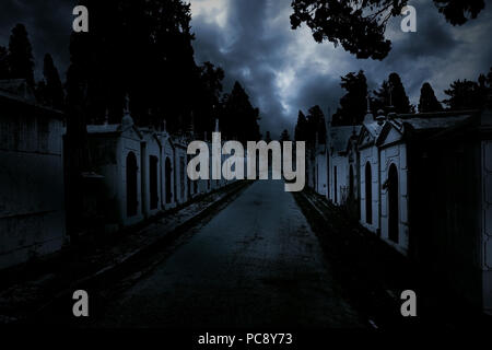 Twilight dunklen Hintergrund. Straße von einem alten europäischen Friedhof. Stockfoto