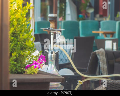 Nahaufnahme hokaah auf dem Tisch im Sommer Open Bar Stockfoto