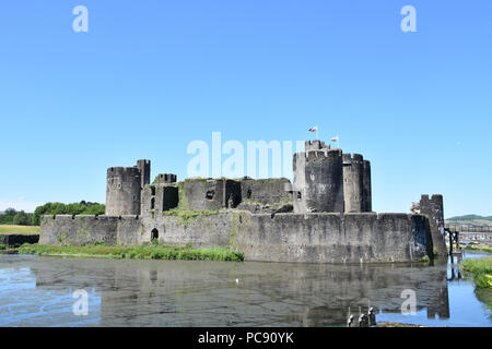 Caerphilly Castle, das zweitgrößte Schloss in Großbritannien. Caerphilly, Wales. Juni, 2018 Stockfoto