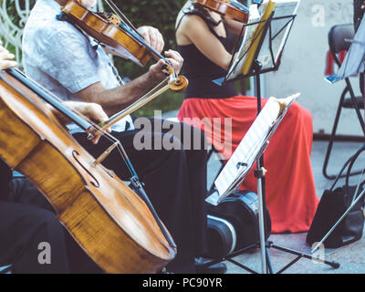 Nahaufnahme Straßenmusiker spielen Violine Instrument jazz Musik Interpret Stockfoto