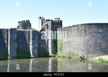 Caerphilly Castle, das zweitgrößte Schloss in Großbritannien. Caerphilly, Wales. Juni, 2018 Stockfoto