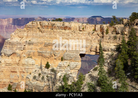 Besucher am Angel's Window - Nordrand des Grand Canyon, AZ Stockfoto