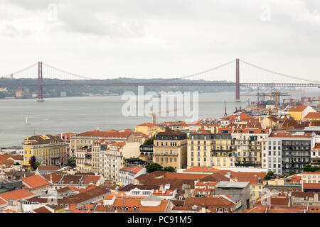 Blick vom Castelo de São Jorge Schloss von Baixa, 25. April Brücke und den Fluss Tejo in Lissabon, Portugal. Stockfoto