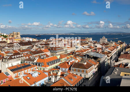 Blick auf Lissabon Portugal entlang den Fluss Tejo, vom Elevador de Escalante. Stockfoto