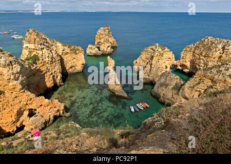 Beliebte zerklüftete Küste von der Ponte de Piedade, in Lagos, Portugal. Auch ein Teil der Algarve. Stockfoto