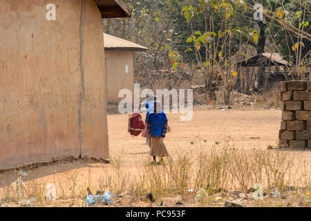 PIRA, BENIN - Jan 12, 2017: Unbekannter Beninischen kleines Mädchen in einem blauen Schuluniform. Benin Kinder leiden unter Armut wegen der schlechten Konjunktur. Stockfoto