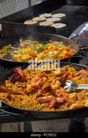 Cachapas und Paella auf dem Grill bei Fiestaval Latino, Olympic Plaza, Calgary, Alberta, Kanada Stockfoto