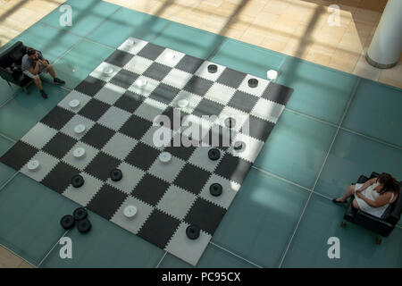 Käufer spielen Sie Schach auf der dritten Ebene der Core Shopping Center, Downtown Calgary, Alberta, Kanada. Stockfoto