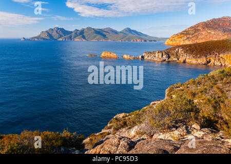 Blick vom Cape Tourville entlang der Küste von Freycinet National Park. Stockfoto