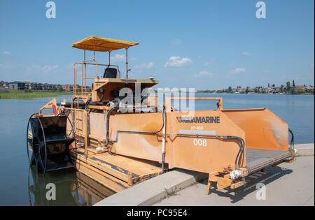 Aquamarin H 7-450 Aquatic Weed Feldhäcksler auf See Chestermere, Chestermere, Alberta, Kanada. Stockfoto