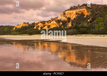 Reflexionen von Fraser Island's Pinnacles in der Morgendämmerung. Stockfoto