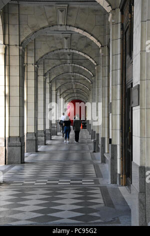 Die rote Kugel Projekt des Künstlers Kurt Perschke im Gang von der Innenstadt von Hudson Bay store in Calgary, Alberta, Kanada Stockfoto