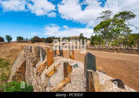 Historische Spiky Bridge in der Nähe von Swansea in Tasmanien. Stockfoto