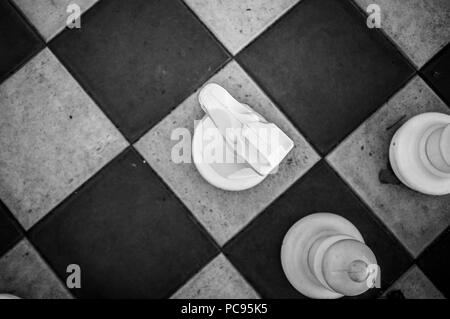 Blick nach unten am großen Außenpool Ritter Schachfigur in Schwarz und Weiß Stockfoto
