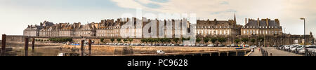 Saint-Malo, Frankreich - 16. Juli 2018: Panoramablick auf die Porte de Dinan in der Espl.de la Bouce St der ummauerten Stadt im Hafen von Saint-Malo. Stockfoto