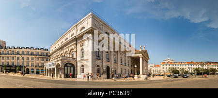 Lissabon, Portugal - Juli 9th, 2018: Panoramablick auf das Teatro Nacional Dona Maria II und der Platz Rossio, in der Innenstadt von Lissabon, Portugal. Stockfoto